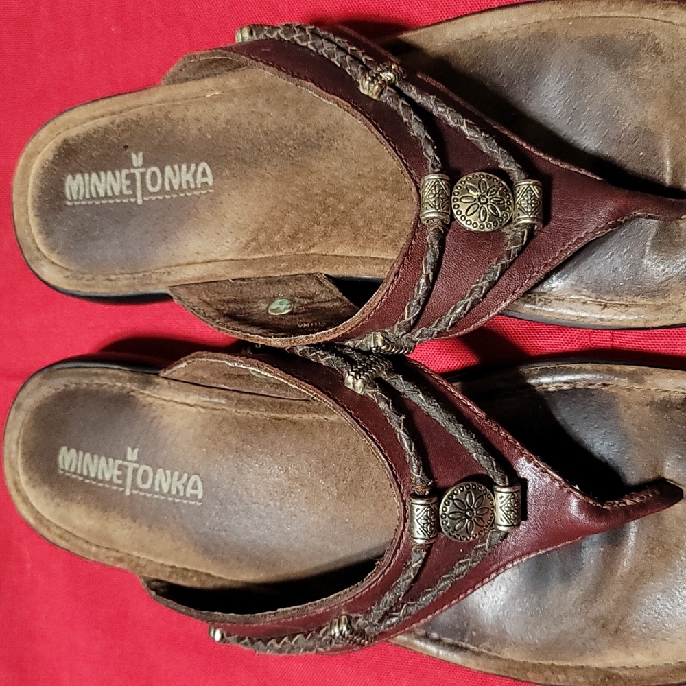 Minnetonka leathet flip-flops Sz 10